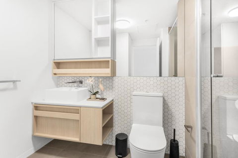 Stylish One-Bed Apartment With Balcony And Parking - Hotel QLD 3