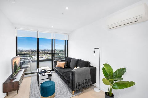 Stylish One-Bed Apartment With Balcony And Parking - Hotel QLD 0
