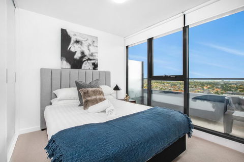 Stylish One-Bed Apartment With Balcony And Parking - Hotel QLD 1