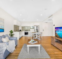 Sun Drenched Apartment in the Heart of Surfers - Hotel QLD