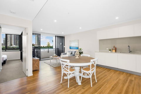 Sun Drenched Apartment In The Heart Of Surfers - Hotel QLD 1
