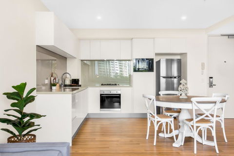 Sun Drenched Apartment In The Heart Of Surfers - Hotel QLD 3