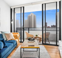 Sunny Modern Two-Bedroom Pad Steps From the Beach - Hotel QLD