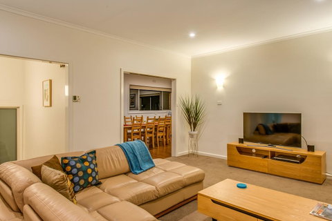 City Lights - Hotel QLD 6