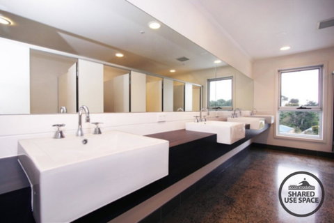 The Island Accommodation - Hotel QLD 4