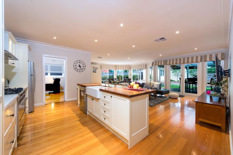 Lovely 5BR Full House In Glen Waverley, Walk To Train, Bus & Shops - Hotel QLD 3