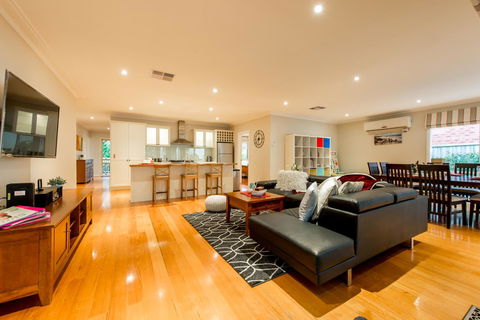 Lovely 5BR Full House In Glen Waverley, Walk To Train, Bus & Shops - Hotel QLD 1