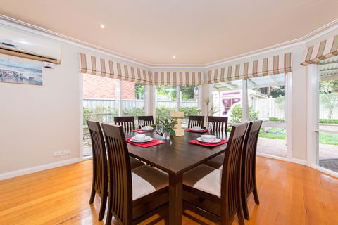 Lovely 5BR Full House In Glen Waverley, Walk To Train, Bus & Shops - Hotel QLD 4