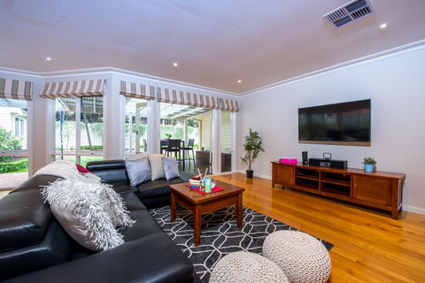 Lovely 5BR Full House In Glen Waverley, Walk To Train, Bus & Shops - Hotel QLD 15
