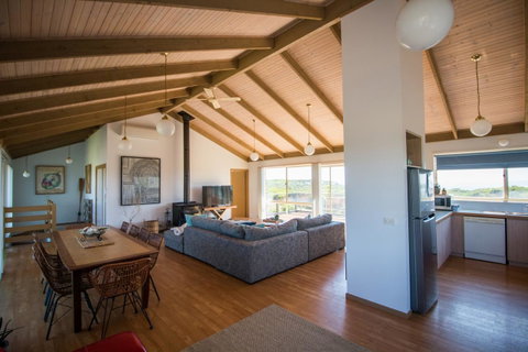 Sunsets On Martyrs Luxury Coastal Beach House Peterborough - Hotel QLD 3