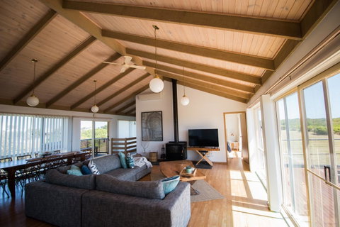 Sunsets On Martyrs Luxury Coastal Beach House Peterborough - Hotel QLD 2