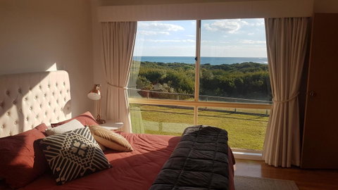 Sunsets On Martyrs Luxury Coastal Beach House Peterborough - Hotel QLD 5