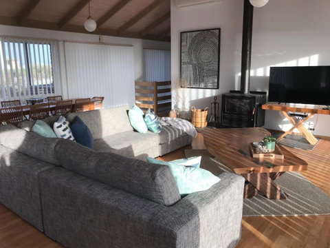 Sunsets On Martyrs Luxury Coastal Beach House Peterborough - Hotel QLD 10