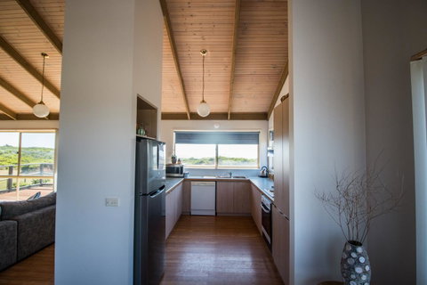 Sunsets On Martyrs Luxury Coastal Beach House Peterborough - Hotel QLD 4