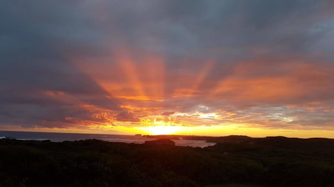 Sunsets On Martyrs Luxury Coastal Beach House Peterborough - Hotel QLD 25