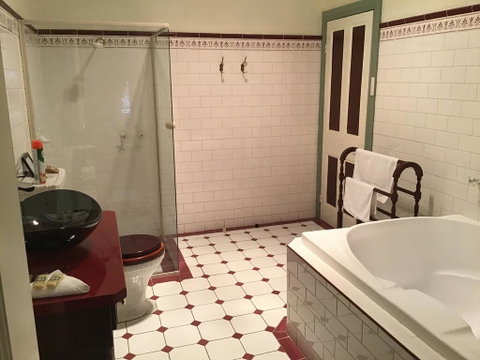 The Olde Devonshire House - Hotel QLD 3