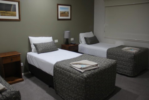 The Saltbush Motor Inn - Hotel QLD 3