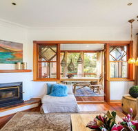 Treetops - elegant inviting designer cedar home - Hotel QLD