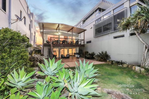 True Beachfront Beach House - Hotel QLD 1
