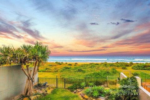True Beachfront Beach House - Hotel QLD 0