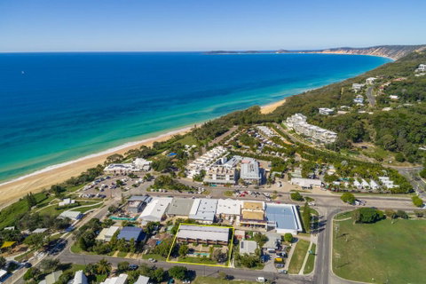 Unit 5 Rainbow Surf - Modern, Double Storey Townhouse With Large Shared Pool, Close To Beach And Shop - Hotel QLD 1