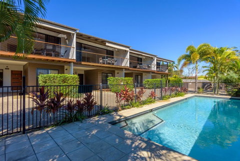 Unit 5 Rainbow Surf - Modern, Double Storey Townhouse With Large Shared Pool, Close To Beach And Shop - Hotel QLD 2