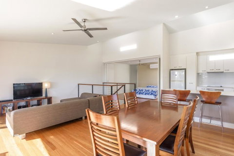 Unit 5 Rainbow Surf - Modern, Double Storey Townhouse With Large Shared Pool, Close To Beach And Shop - Hotel QLD 0