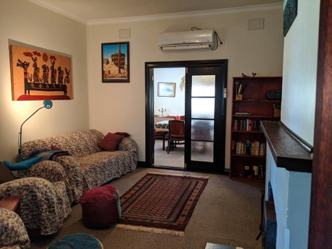 Walnut Cottage - 2 Bedroom Pet Friendly Country Cottage - Hotel QLD 3