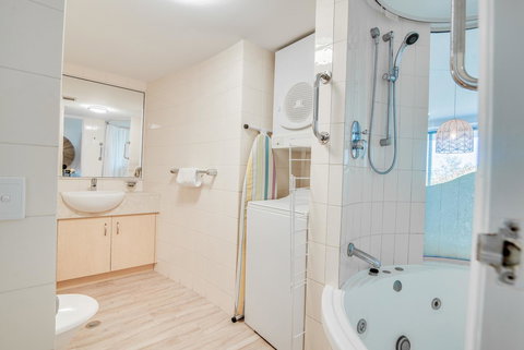 Grand Palais Boolarong Beachside Apartments - Hotel QLD 5