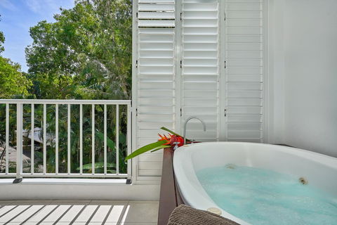 Palm Cove Paradise - Couples Spa Beach Getaway - Hotel QLD 3
