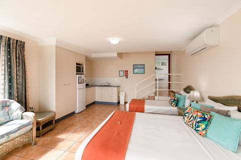 Sunlit Waters Studio Apartments - Hotel QLD 41
