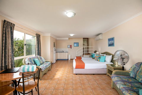 Sunlit Waters Studio Apartments - Hotel QLD 42