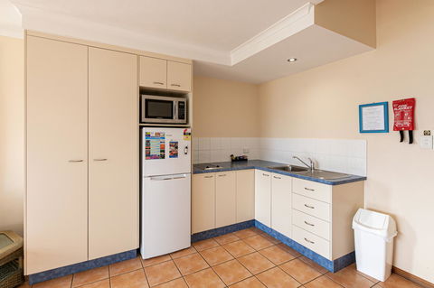 Sunlit Waters Studio Apartments - Hotel QLD 40