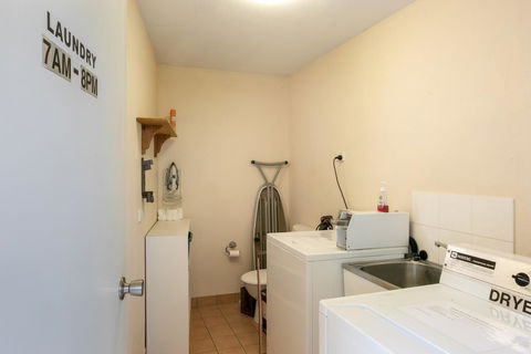 Sunlit Waters Studio Apartments - Hotel QLD 9