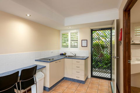 Sunlit Waters Studio Apartments - Hotel QLD 27