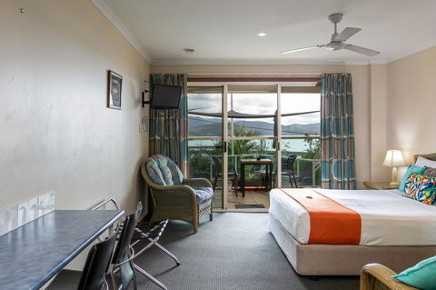 Sunlit Waters Studio Apartments - Hotel QLD 10