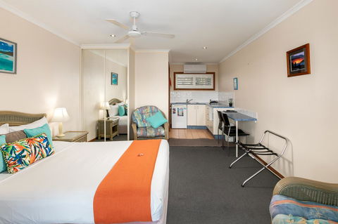 Sunlit Waters Studio Apartments - Hotel QLD 14