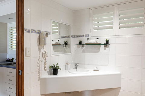Sunlit Waters Studio Apartments - Hotel QLD 26