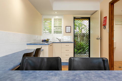 Sunlit Waters Studio Apartments - Hotel QLD 28