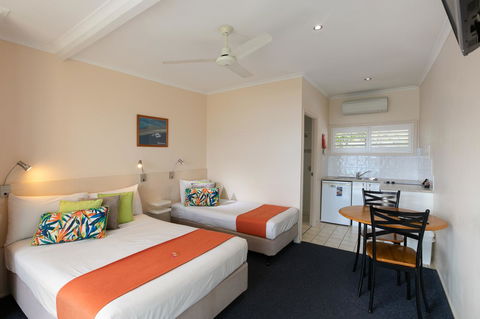 Sunlit Waters Studio Apartments - Hotel QLD 21