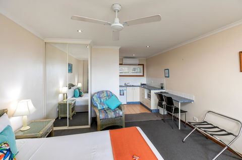 Sunlit Waters Studio Apartments - Hotel QLD 13