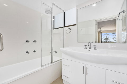Columbia Beachfront Apartments On Rainbow Bay - Hotel QLD 24