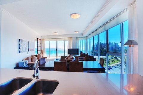 Reflection On The Sea - Hotel QLD 6
