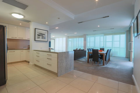 Reflection On The Sea - Hotel QLD 13