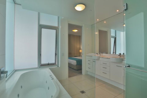 Reflection On The Sea - Hotel QLD 11