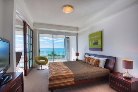 Reflection On The Sea - Hotel QLD 4