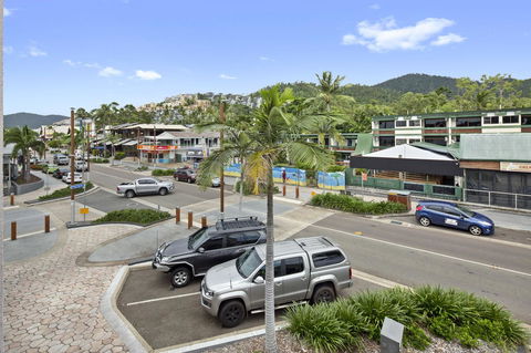 Location! 2BR Town View Unit In Centre Of Airlie. - Hotel QLD 1