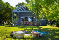 Book Daylesford Accommodation Vacations Hotel QLD Hotel QLD