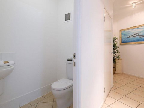 Whale Watch 40 - Hotel QLD 1