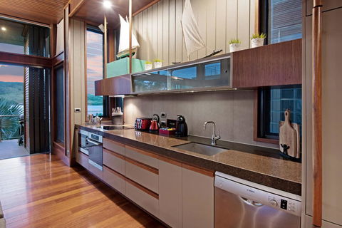 Yacht Club Villa 33 - Serenity - 4 Bedroom 4 Bathroom House Ocean Views 2 Buggies - Hotel QLD 1